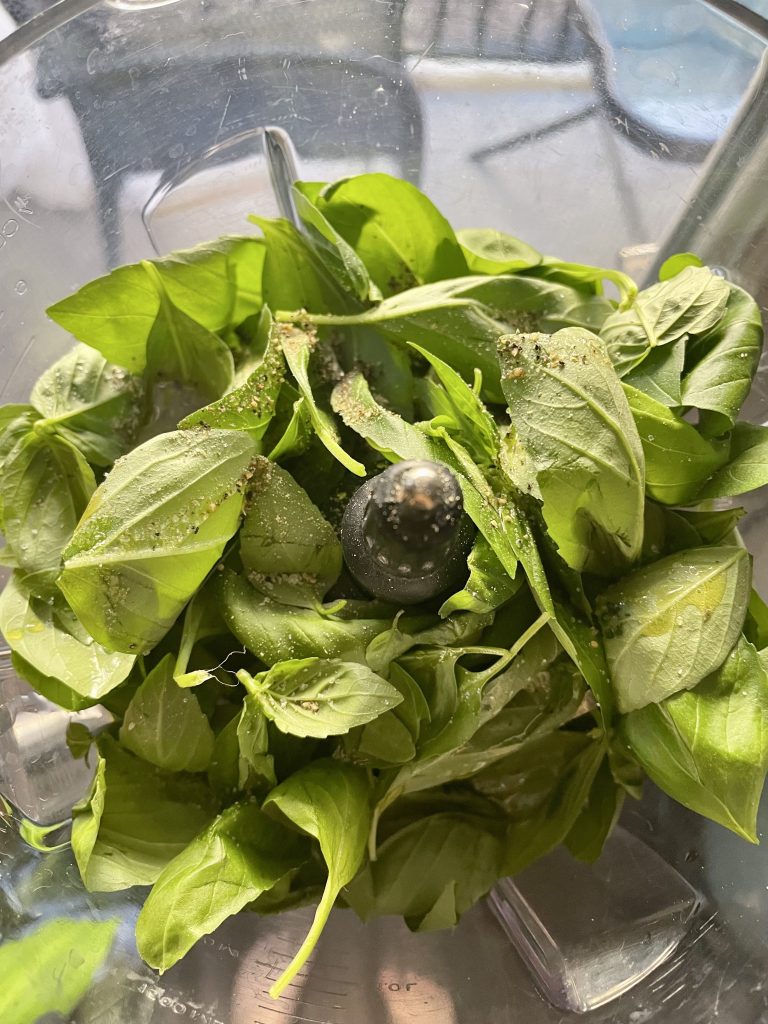 http://content.principia.edu/sites/sustainablefood/files/2022/09/up-close-basil-768x1024.jpg